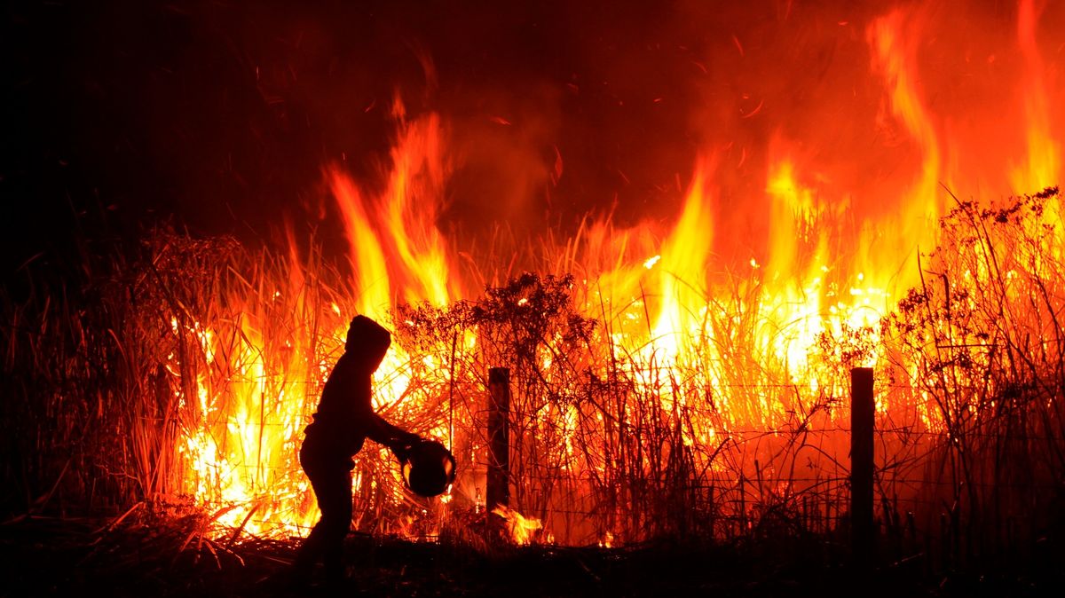 Fotky: Požár ohrožuje hustě obydlenou část Sumatry, pro vodu je to hodina cesty